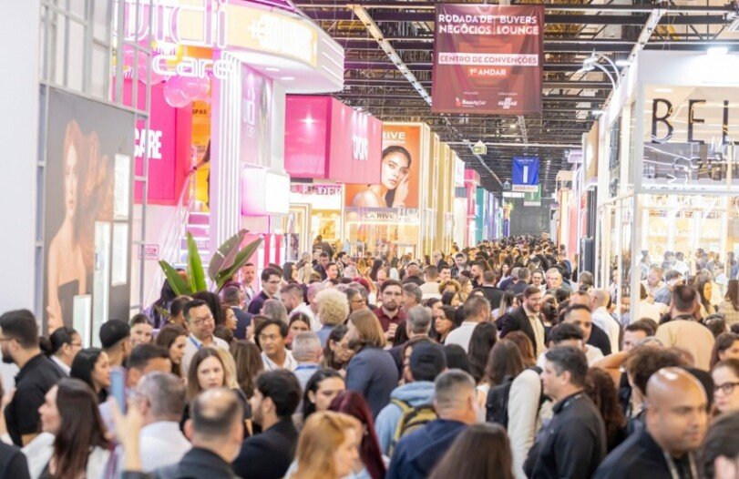 Pavilhão movimentado da Beauty Fair 2026, com visitantes e estandes